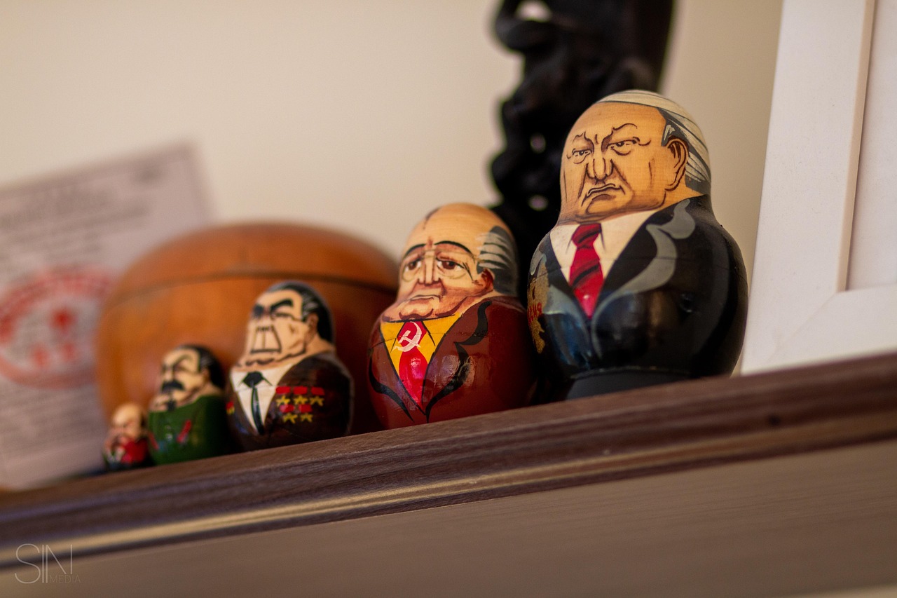 Casa de muñecas de madera: un mundo en miniatura lleno de encanto