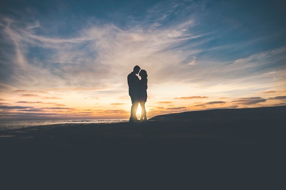 Como abraza un hombre a una mujer que le gusta