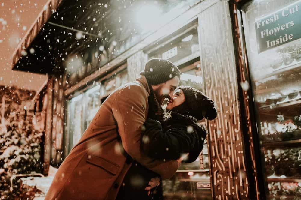 Como abraza un hombre a una mujer que le gusta