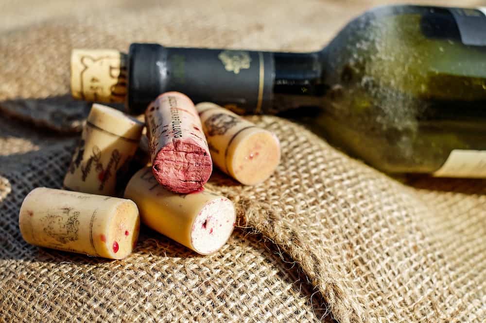 Como abrir botella de vino sin abridor
