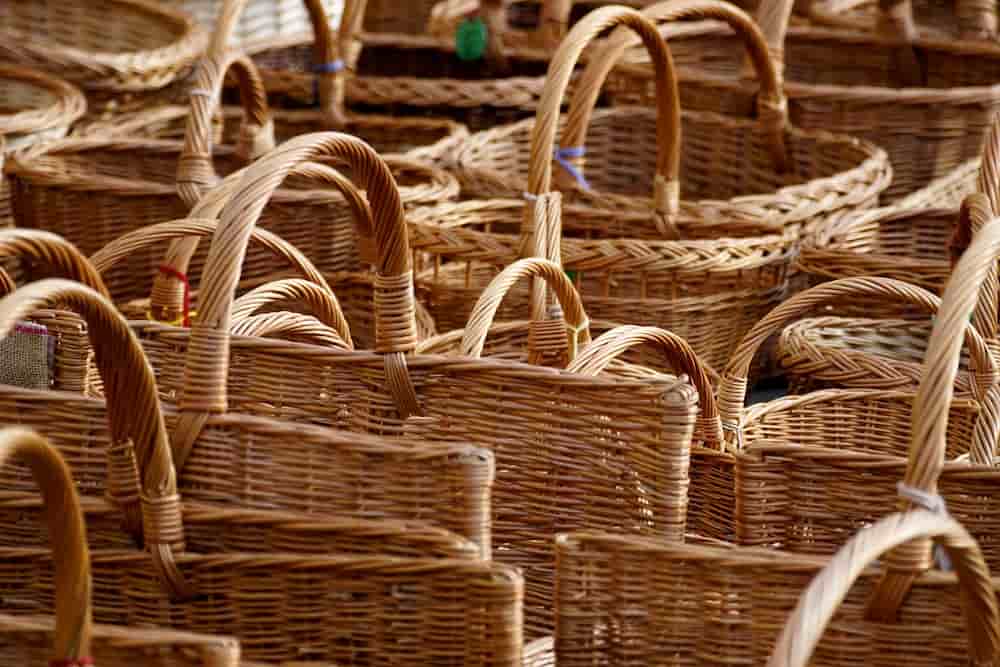 Como decorar una cesta de mimbre con flores secas