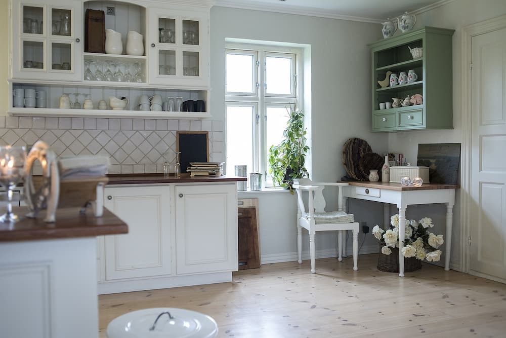 Como decorar una vitrina de cristal