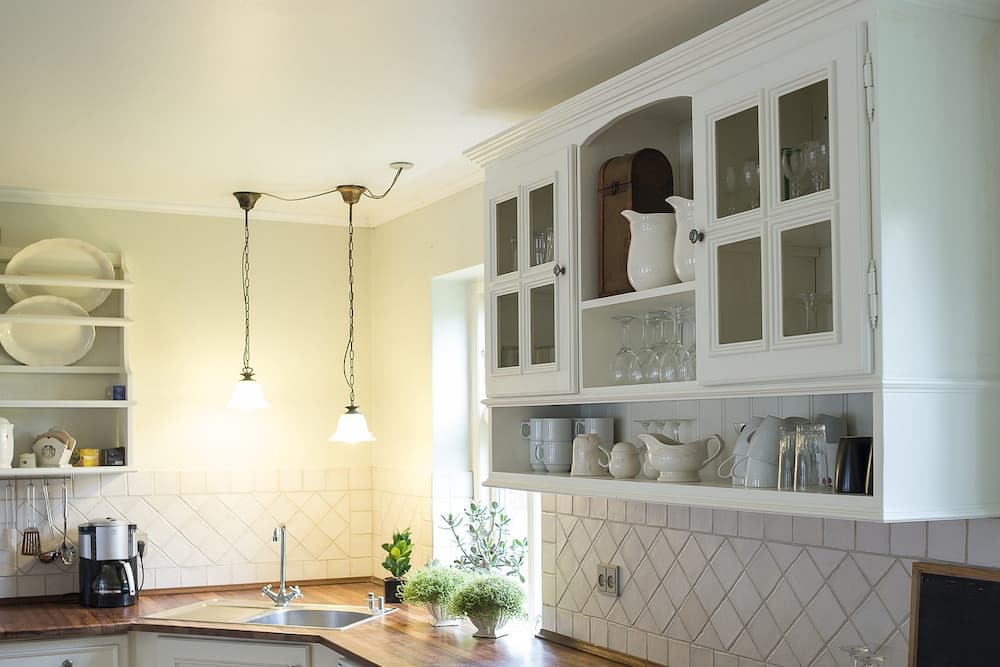 Como decorar una vitrina de cristal