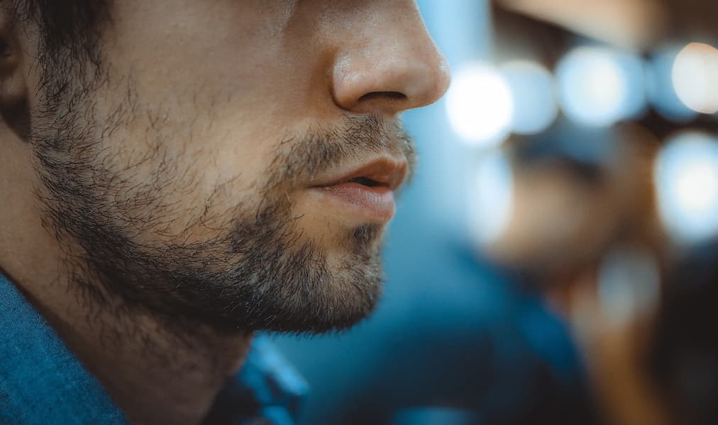 Como disimula un hombre que le gusta una mujer