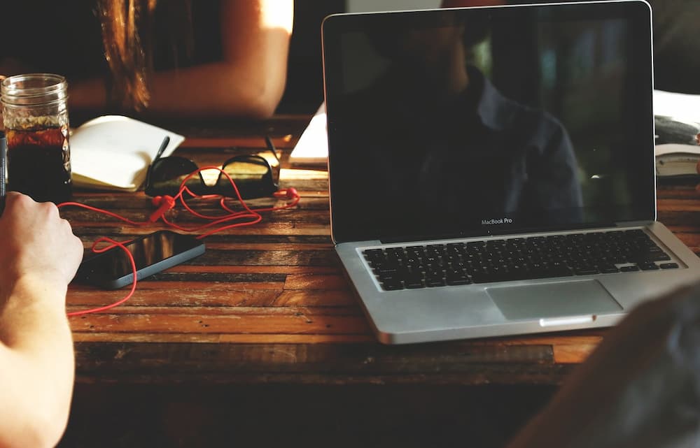 Cómo saber si la batería del MacBook pro está hinchada