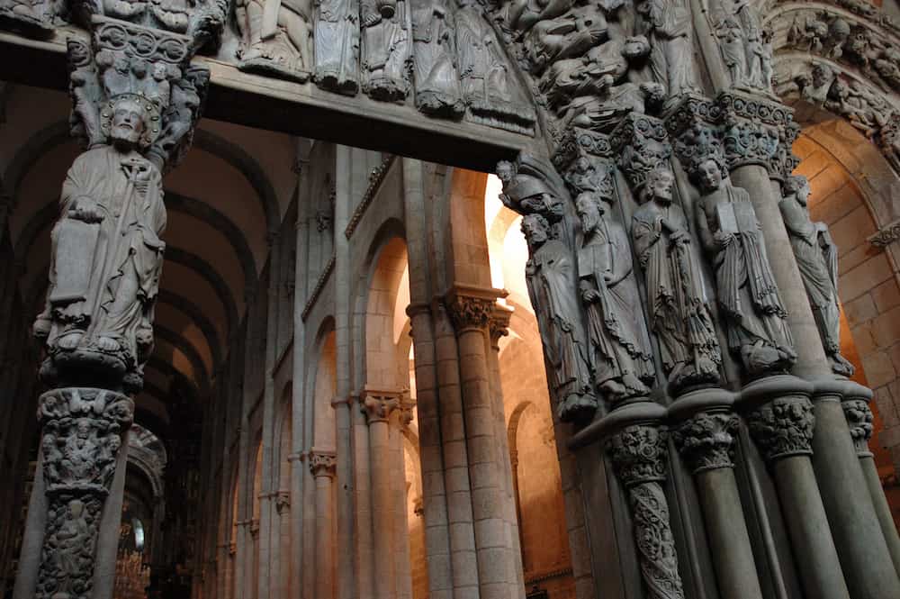 Como se llama el escultor del Pórtico de la Gloria