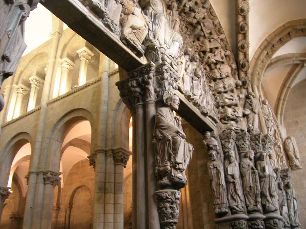 Como se llama el escultor del Pórtico de la Gloria