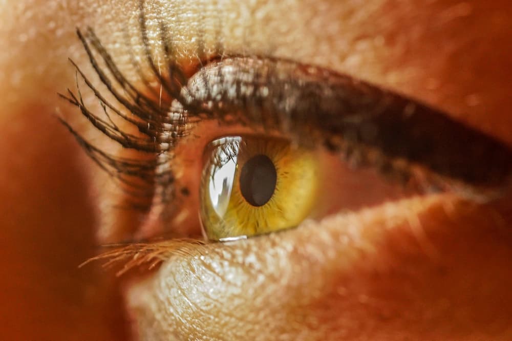 Como ve una persona con astigmatismo