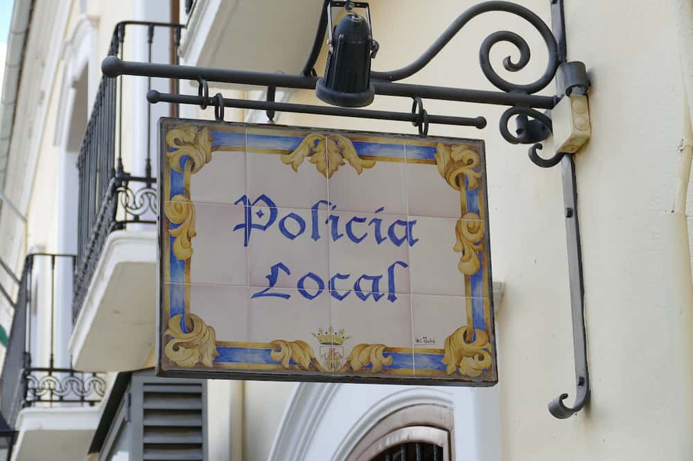 Cuanto cobra un policia local