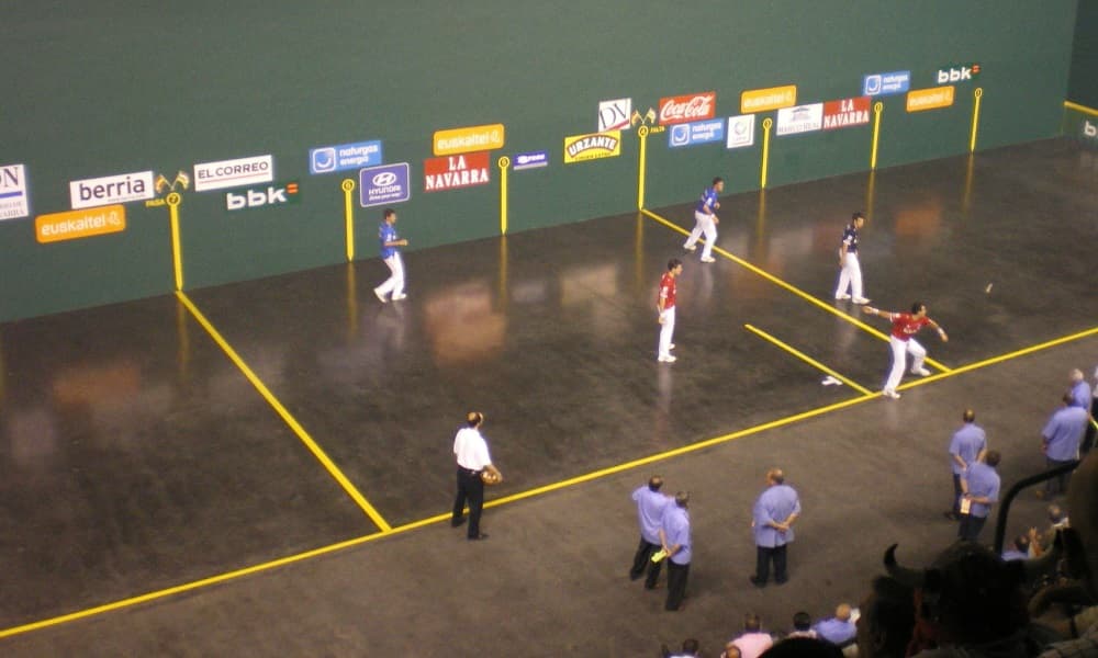 Deportes donde una pelota rebota contra una pared