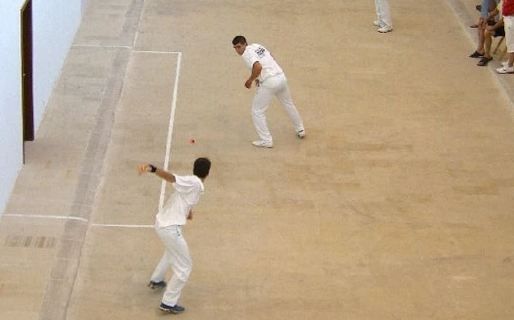 Deportes donde una pelota rebota contra una pared