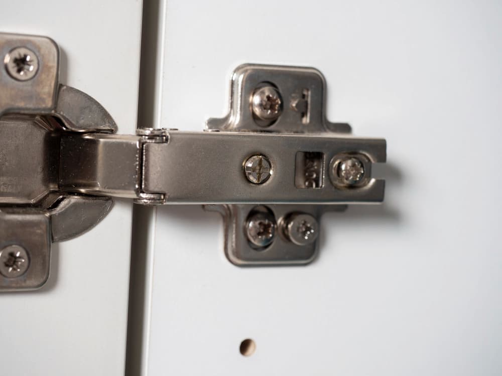 Bisagra puerta cocina