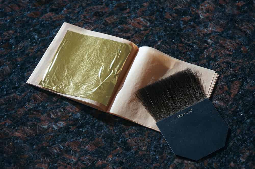 Como pegar pan de oro en la piel