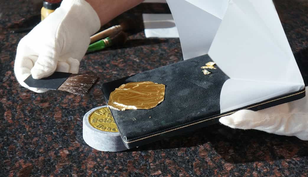 Como pegar pan de oro en la piel