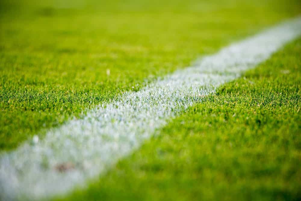 Cuantos metros cuadrados tiene un campo de futbol