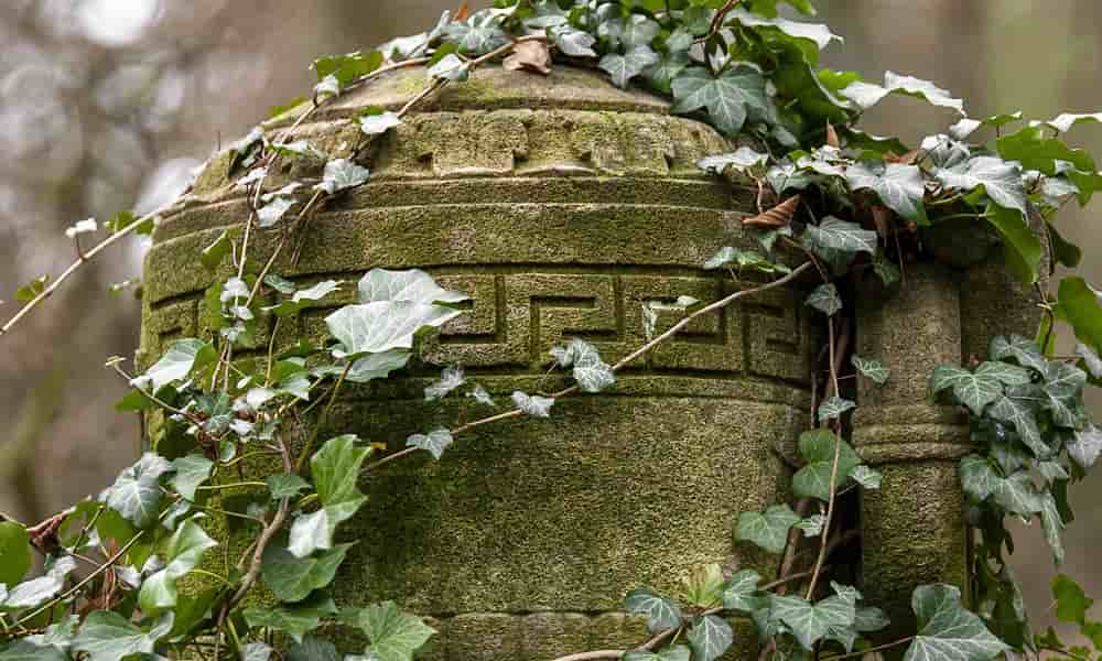 Urna de piedra usada como sepultura