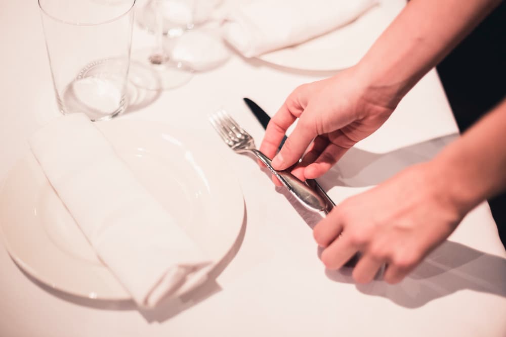 Como poner los cubiertos en la mesa