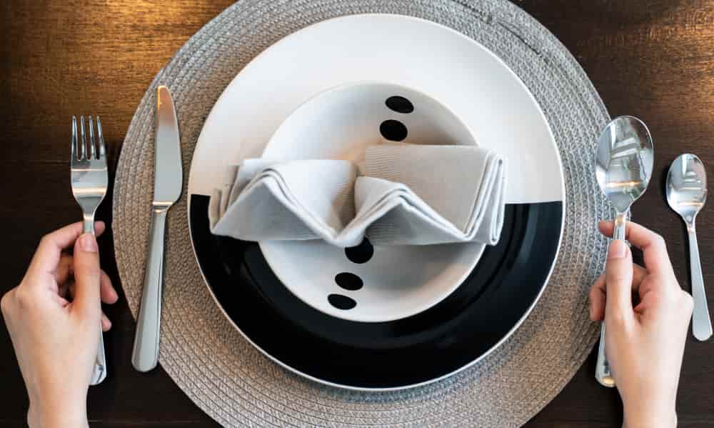 Como poner los cubiertos en la mesa