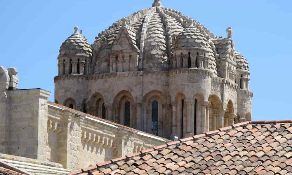 Cuántas ventanas adornan la cúpula de la catedral de Zamora
