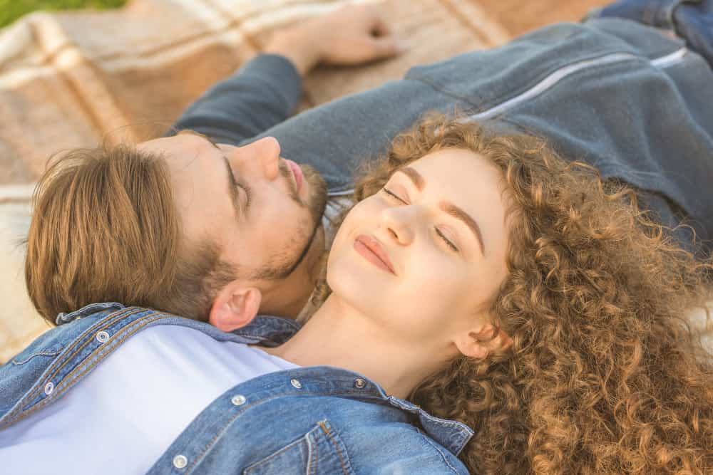 Soñar con alguien significa que piensa en ti