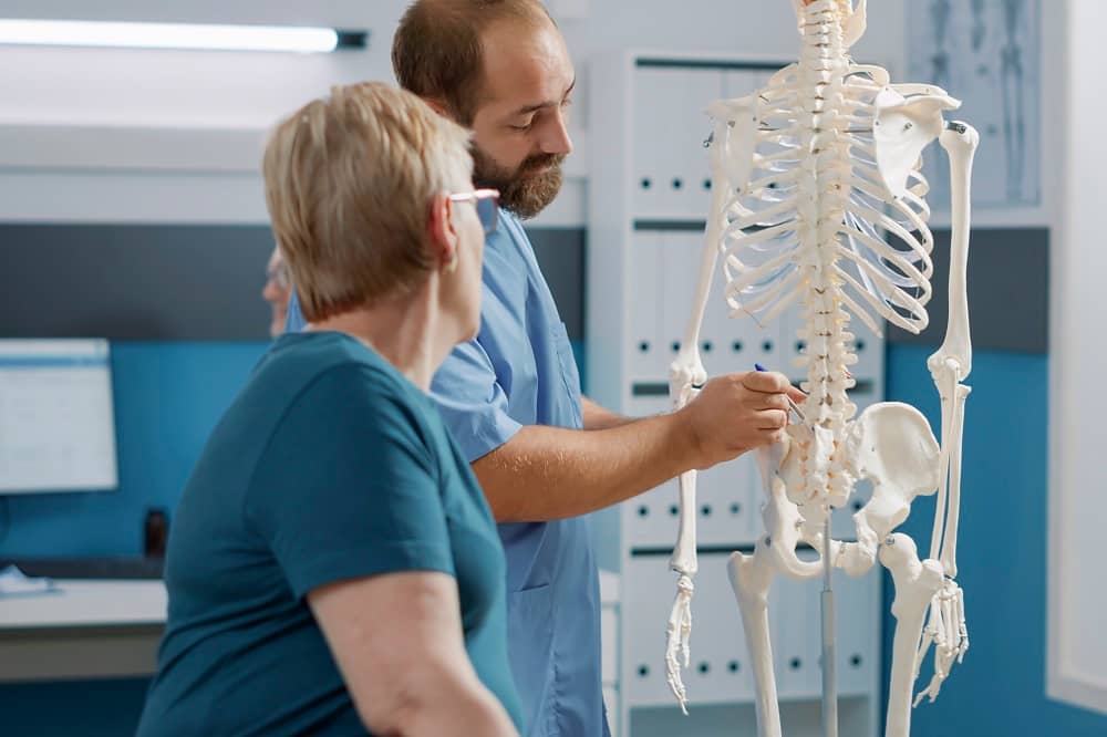 Los tornillos puestos por una artrodesis lumbar son para siempre