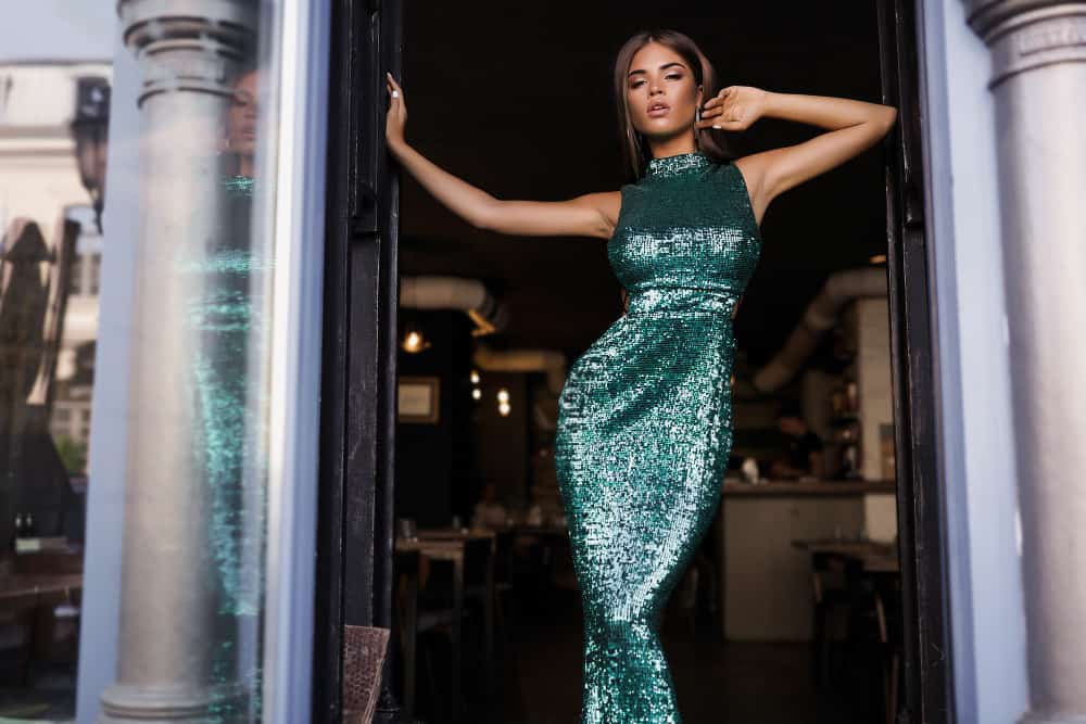 Vestido verde oscuro que zapatos