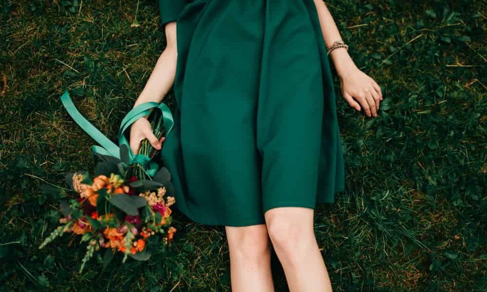 Vestido verde oscuro que zapatos: las combinaciones perfectas