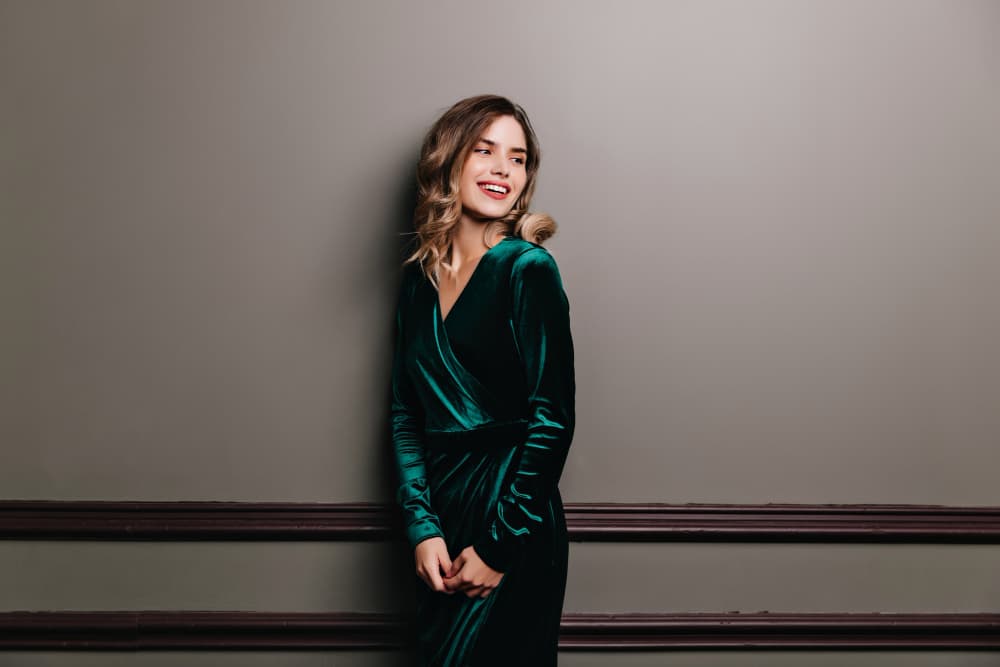 Vestido verde oscuro que zapatos