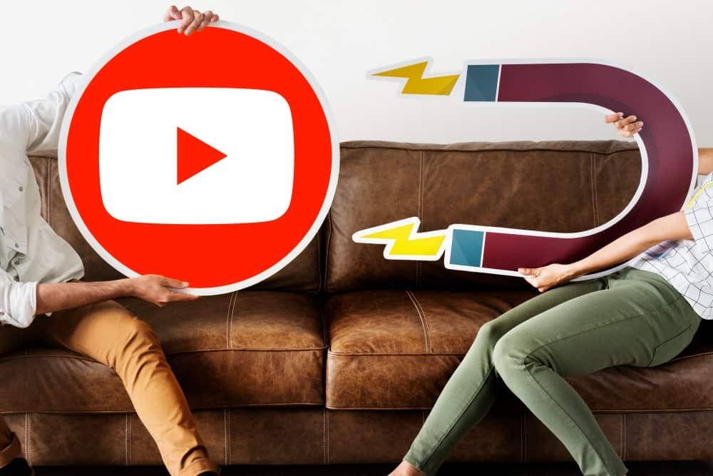 chicos sobre sofa con logo youtube e iman de carton