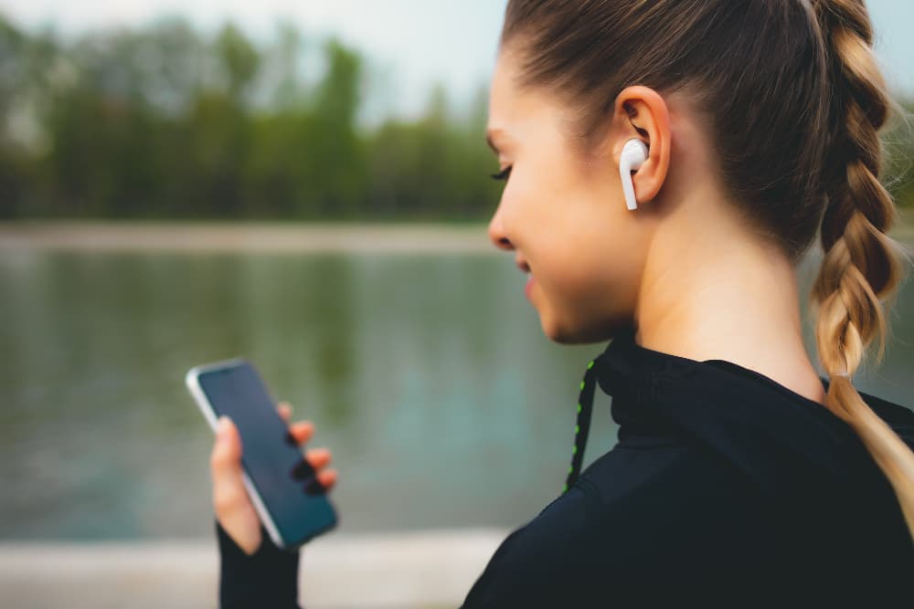 chicas escucha musica con auriculares inalambricos