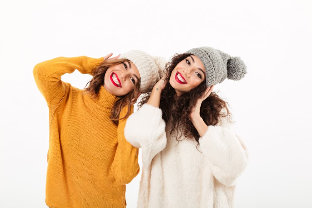 dos chicas abrigadas por el frio